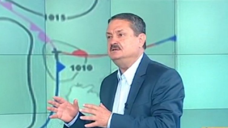 Днес: Порои, гръмотевици... студеният фронт идва