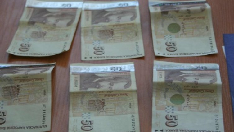 Пак в "помощ" на полицията: Жена даде 10 хил. и злато