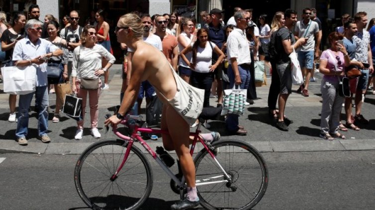 Без дрехи на протест срещу колите в центъра на Мадрид