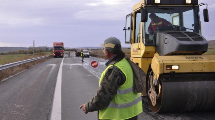 Обещание: Нов асфалт за "вълните" по "Тракия". Но наесен