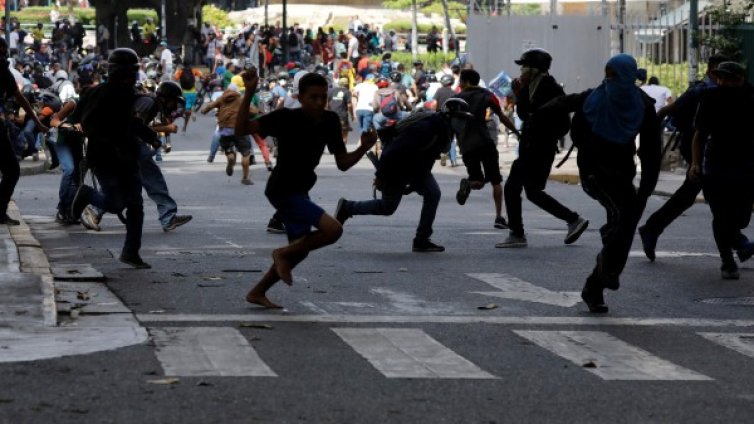 Двама младежи са убити при демонстрации във Венецуела