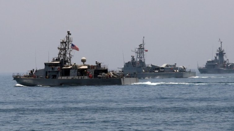 Американски боен кораб се сблъска с търговски край Япония