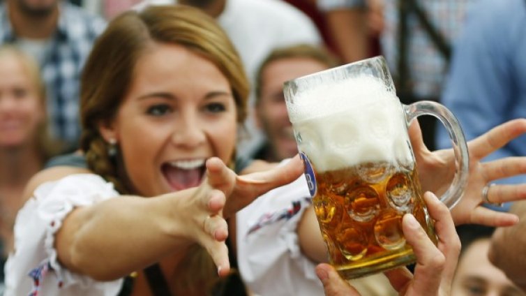 Горещо лято, студена бира! Но какво не знаем за нея?