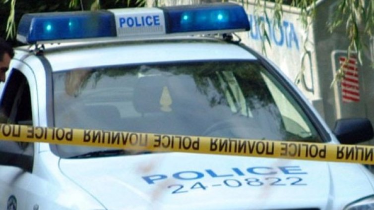 Жена зад волана: Пиe, шофира и се бие