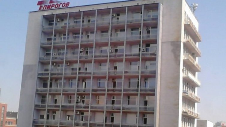Дете падна от 2-метрова ограда, откарано е в "Пирогов" 