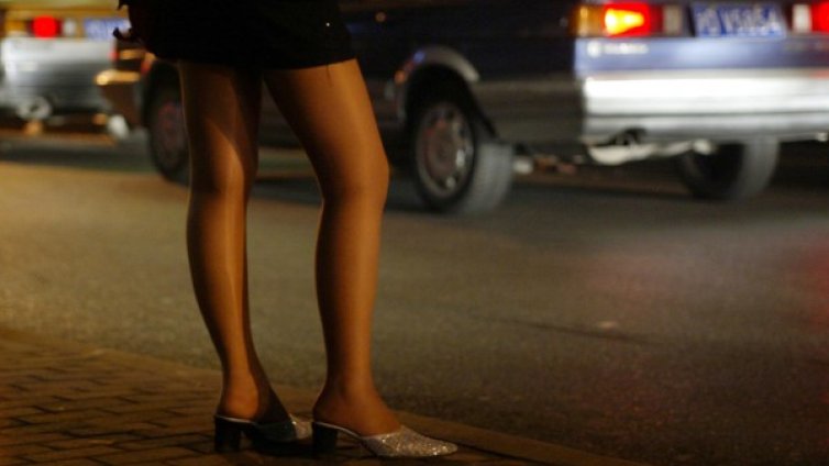 Жрици по морето на инструктаж: Със сини лещи, със свян...