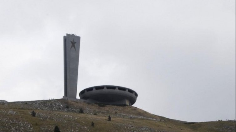 За Бузлуджа от МС: Закъсняхте, БСП! Нинова: Аман, Борисов!