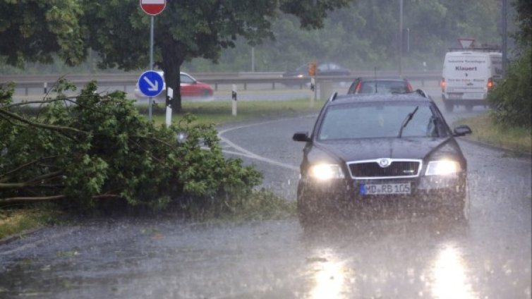 Бури в Германия: Две жертви и транспортен хаос
