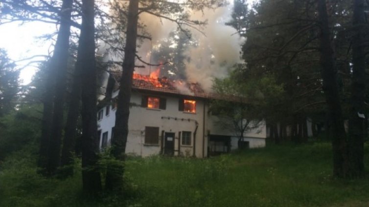 Пожар унищожи най-старата хижа в курорта Паничище