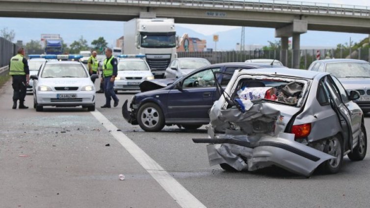Адът на пътя: От вчера ги няма 6-има! 300 си отидоха за половин година!