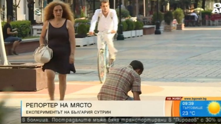 Експериментът Dnes: Ще помогнем ли на припаднал в жегата?