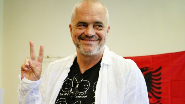 Дрога, шуробаджанащина... но сега Албания има шанс да се отърси