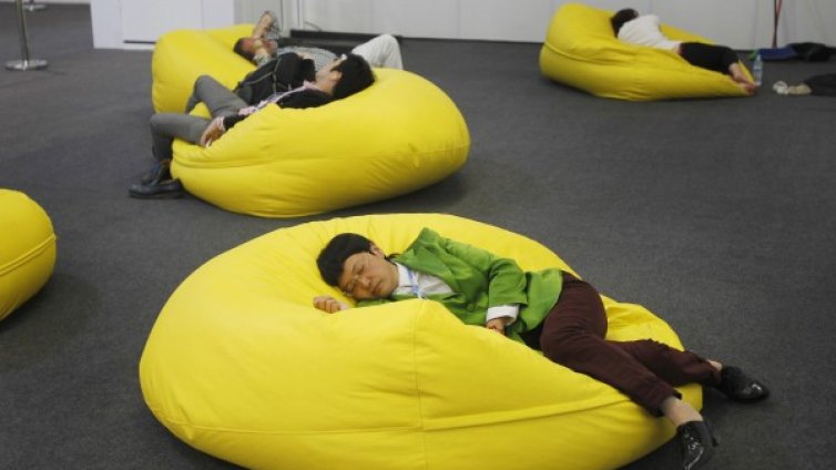 Изтощени испанци отдъхват в "бар за подремване"