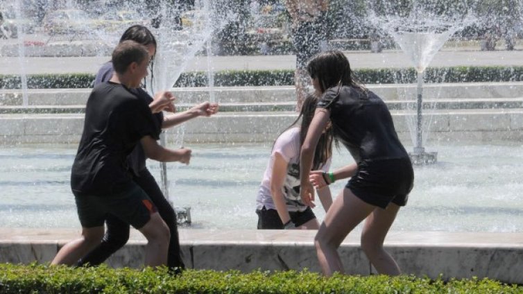 Температурни рекорди удариха страната &ndash; до 36 - 38&deg;C