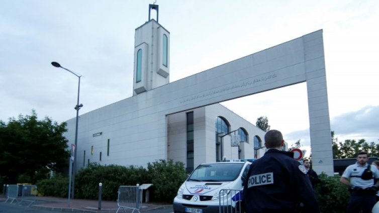 Мъж опита да се вреже с кола в хора пред джамия в Париж