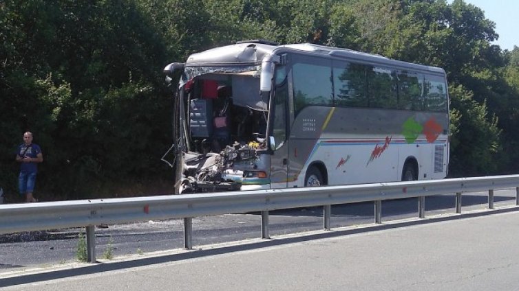 Два автобуса се удариха на пътя Бургас-Созопол