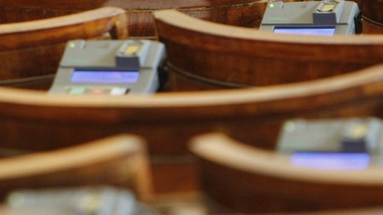 Гласуване с чужди пръсти в парламента! Бъг или практика?