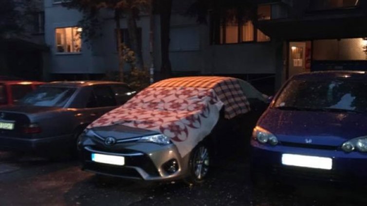Брезент, одеала, юргани: Хората "застраховат" колите от бурите