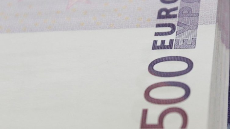 Във Франция спипаха мъж със 79 000 евро в стомаха