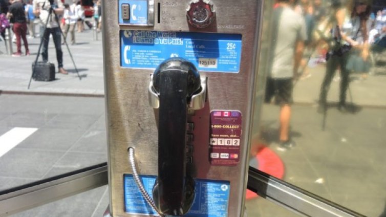 Имало някога, някъде... Телефонни кабини с истории на мигранти