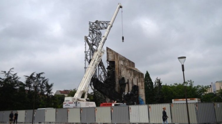 Паметникът &ndash; свален и съхранен. Да не ни изложи пред европейците!