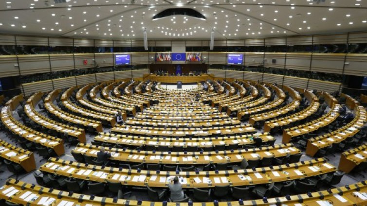 Юнкер се бунтува срещу празната пленарна зала на ЕП