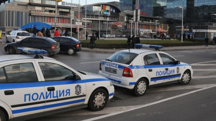Обирът на инкасото в мола: Шофьорът инсценира, приятелят прибира...