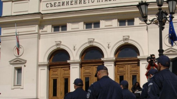 Премиер и министър увериха полицаите: Ценим труда ви!