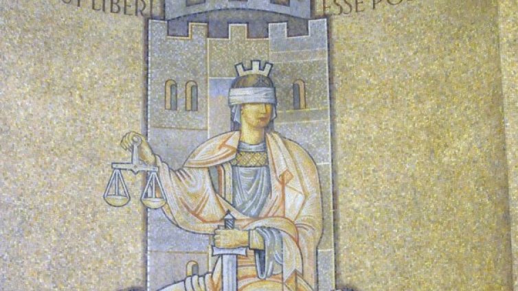 Банда от търговци на оръжие се изправя пред съда 