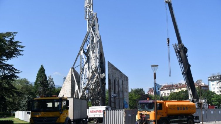 СОС за паметника: Коктейли "Молотов" показват разликата в ценностите