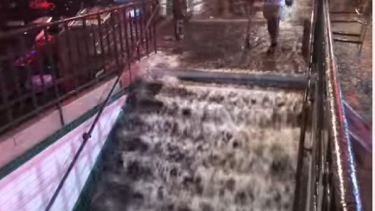 Затвориха станции в метрото в Париж заради наводнения