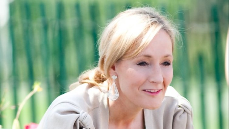 Новата книга на Джоан Роулинг - на рокля за маскарад 