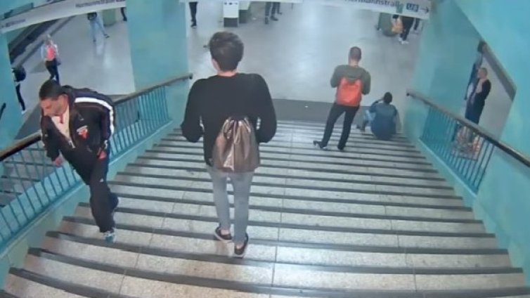 Пак: Атака, в Берлин, в метрото... Мъж рита друг по стълбите