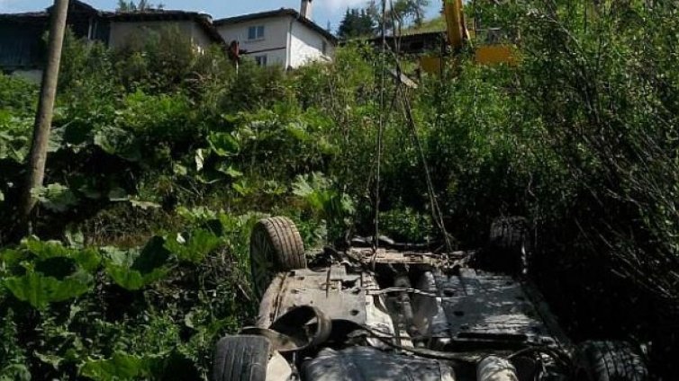 Кола излезе от пътя и падна по таван в река