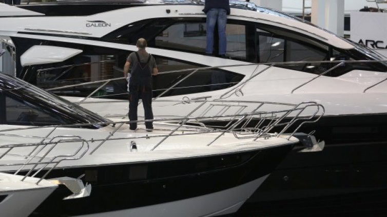 Яхта избухна в Германия, най-малко девет ранени