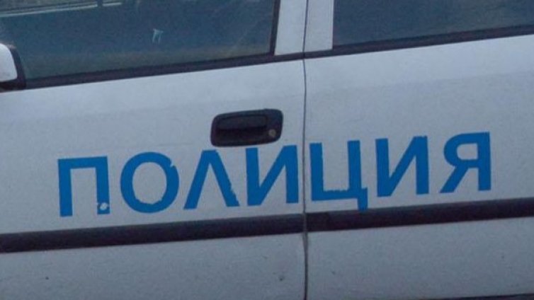 Камион разпиля 8 тона стъкло в Боаза, кола се удари в него