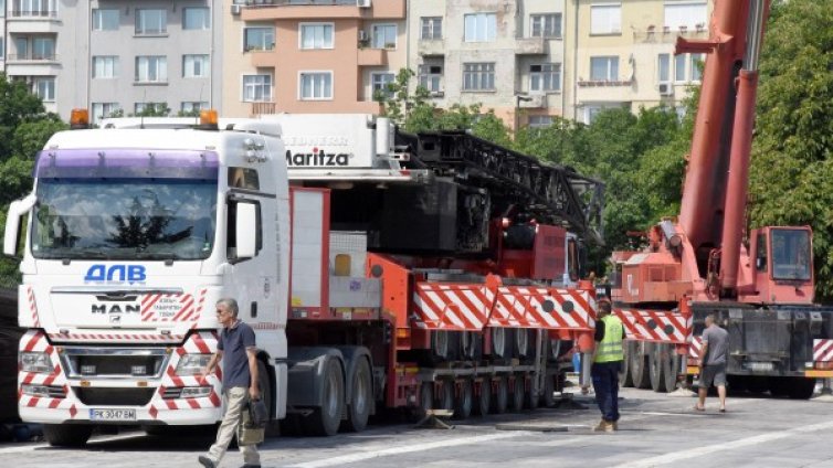 Извънгабаритен товар: Изгорелият кран потегля от НДК