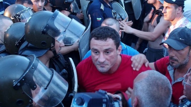 Перата - социално слаб. Издържа се със заплатата на жена си