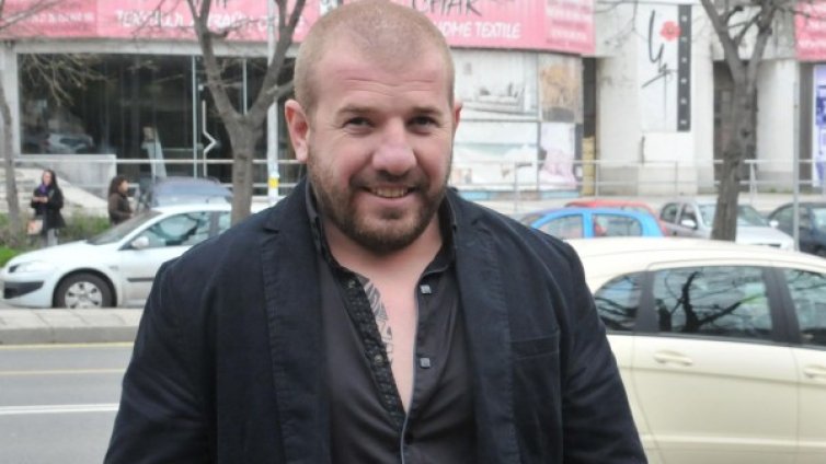 Ловецът на бежанци Динко посинил свой служител? Пуснаха го от ареста