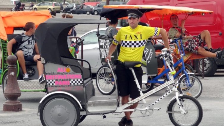 Българи във "война" за територия в Париж &ndash; за велотаксита