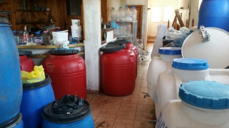 Митничари иззеха 610 л алкохол от частен имот в Бяла