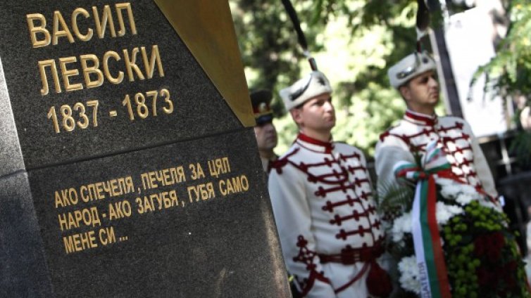 Радев откри паметник на Левски и отчете: Той смущава и вдъхновява!