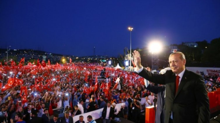 Пред хиляди: Ердоган обеща да накаже враговете си 