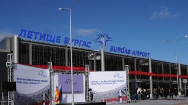 Летище Бургас е затворено заради самолета, кацнал аварийно