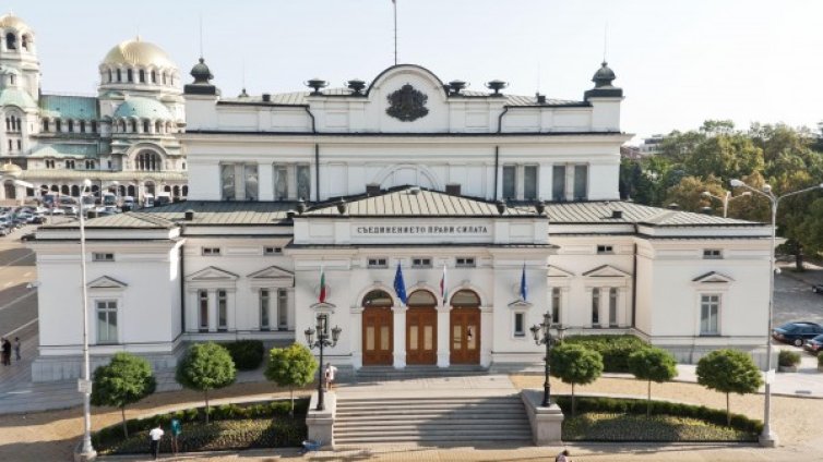 Болни или на почивка &ndash; министри все заобикалят парламента  