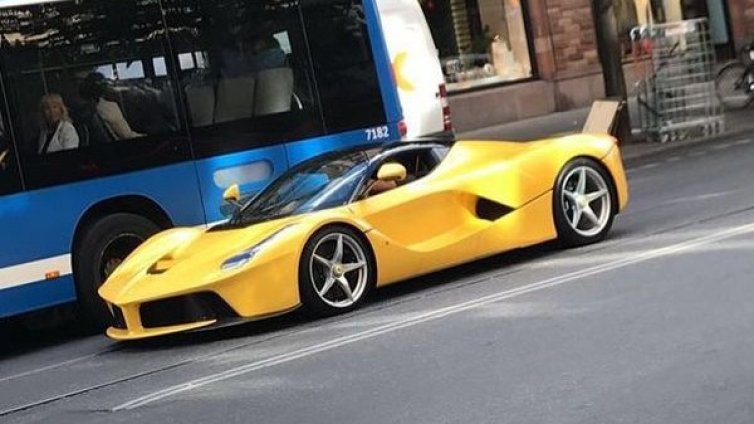 Ибрахимович не си играе, седна зад волана на LaFerrari