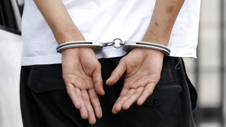 Полицаи участват в организиран трафик на бежанци