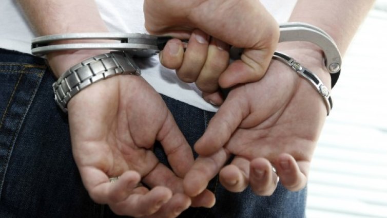 Крадец влиза в къща и рови, а собствениците &ndash; у дома