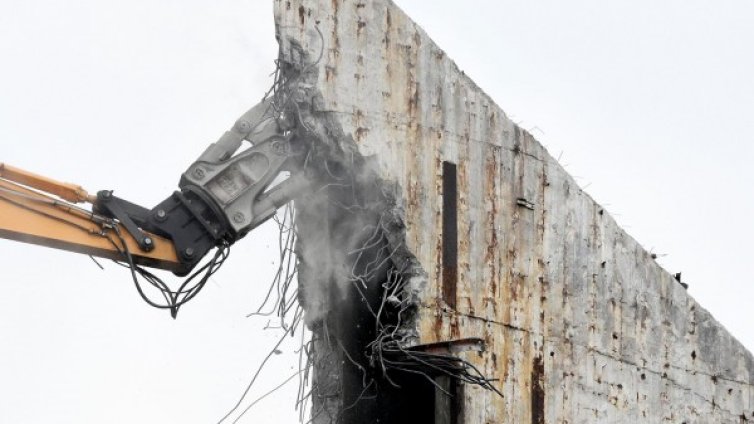 Мощна ножица "реже" паметника пред НДК, монтират я