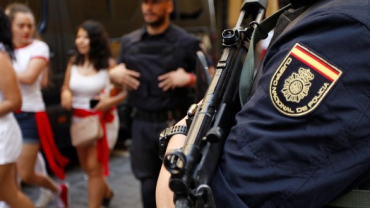 Мъж с нож срещу полицай в Испания и викове: Аллах Акбар!